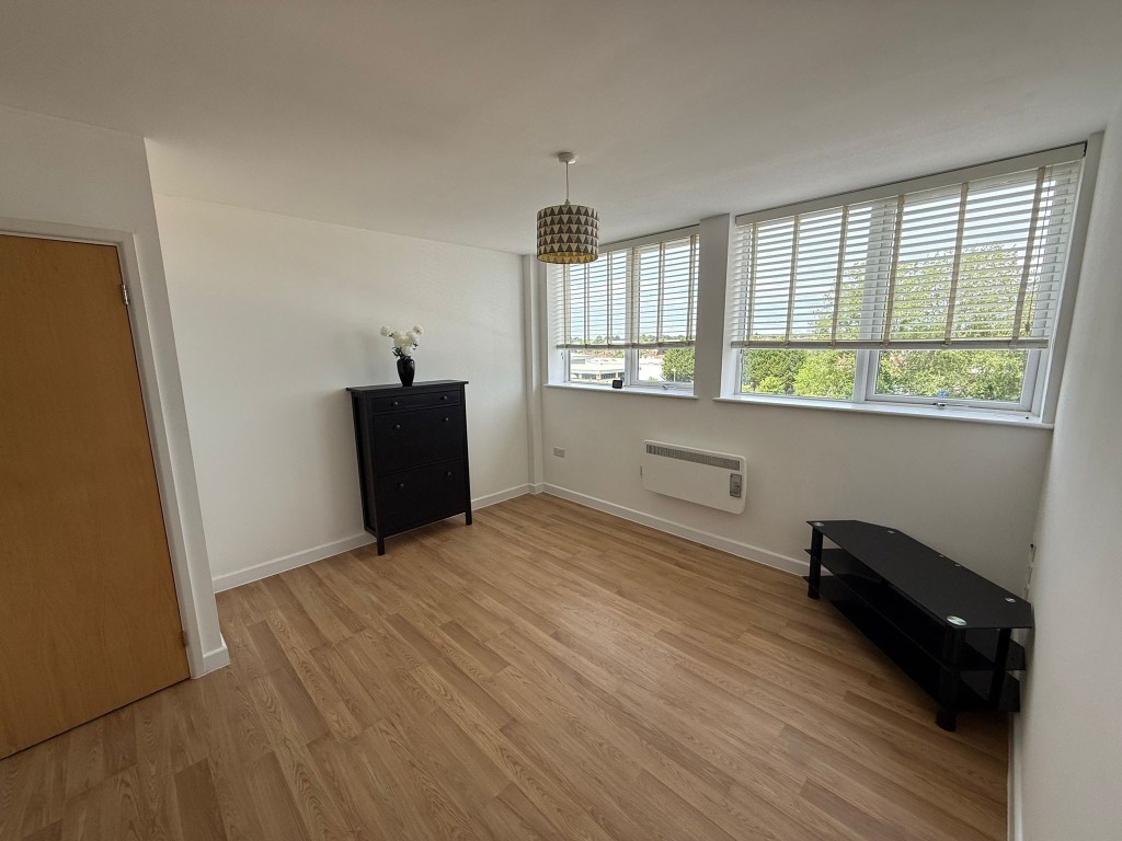 Lot: 131 - FLAT FOR INVESTMENT OR OCCUPATION - Reverse angle looking towards the living room
